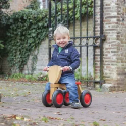 New Classic Toys® Neu Classic Toys Road Star Holz 4-Rad-Balance Fahrrad - Rot -SportX Verkäufe new classic toys road star houten 4 wieler loopfiets rood 1