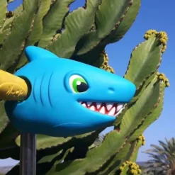 MICRO Scootaheadz Hai: Kinder Scooter Zubehör Scooter Haifisch Kopf | Blau, Rot Und Silber | Passt An Gängige 2 Und 3 Rädrige Roller Für Kinder -SportX Verkäufe scootaheadz hai kinder scooter zubehoer scooter haifisch kopf blau rot und silber passt an gaengige 2 und 3 raedrige roller fuer kinder 3